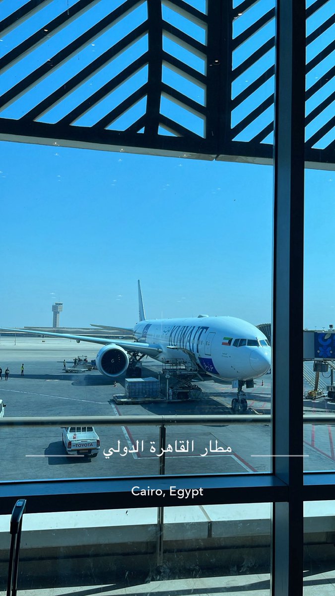 7bsm_'s tweet photo. أسافر على متن السحَابة وأدفّ الريح
ورى غربتك وآخر منازلك وبلادك

وأمر الليالي بـ الطواريق والتجرّيح
لا جاد الزمان بكل طعنة ولا جادك

أعرفك وأعرف انّك عمر مايبي توضيح
يطول المدى ماخانت البيد ميعادك

عسى ليلةٍ فيها من الشكّ والتبريح
فدى ليلةٍ فيها مجيّك ومعوادك . https://t.co/9QJA4xzcnb