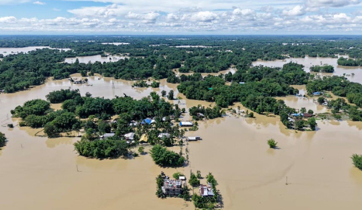 jinsgotjams's tweet photo. Amidst all this please take a minute to pray for my state Assam. It is facing one of the worst floods in years. More than 40 people have lost their lives, over 100 are missing and overall 5 to 8 lac people are affected. People have lost their homes and communication is disrupted. https://t.co/1InA7D7MTn