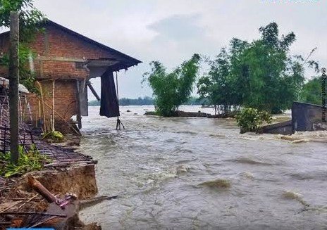 jinsgotjams's tweet photo. Amidst all this please take a minute to pray for my state Assam. It is facing one of the worst floods in years. More than 40 people have lost their lives, over 100 are missing and overall 5 to 8 lac people are affected. People have lost their homes and communication is disrupted. https://t.co/1InA7D7MTn