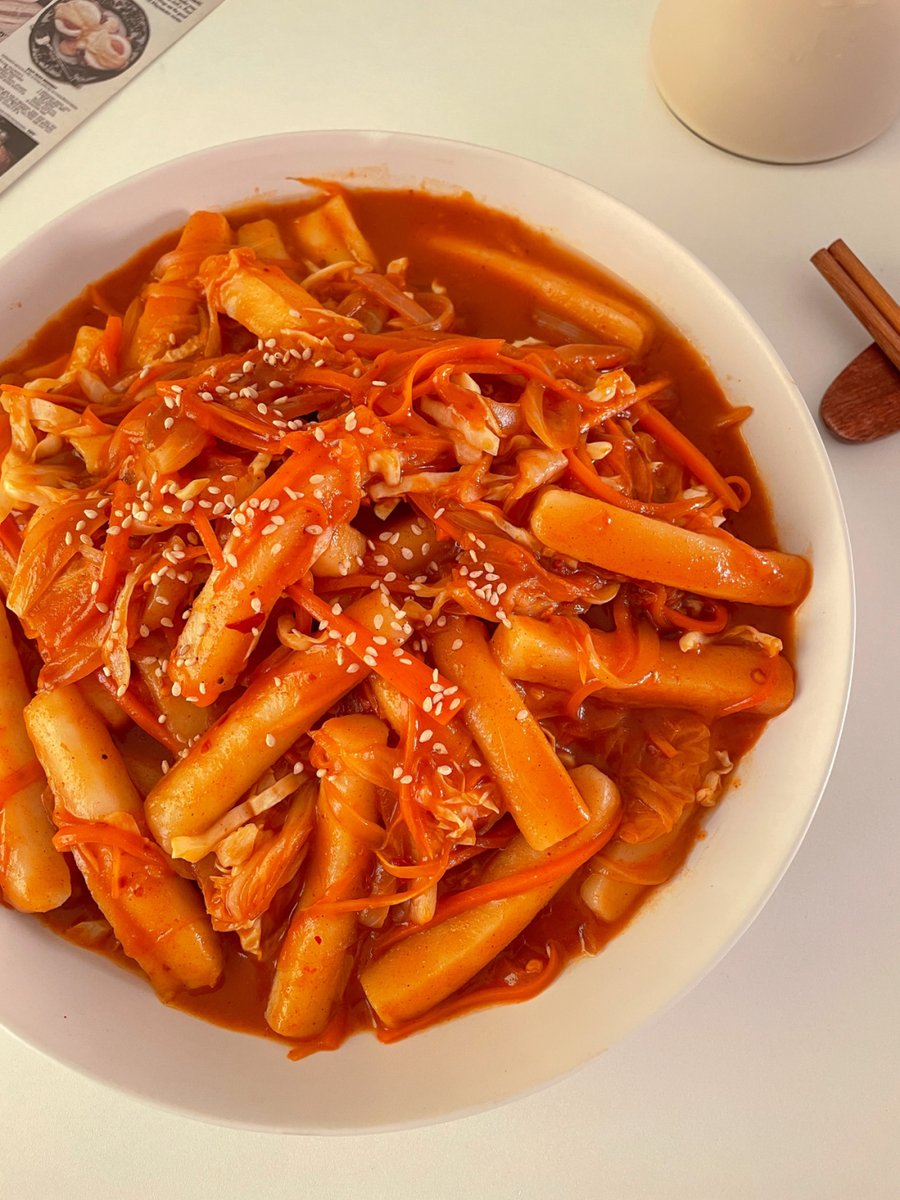 deyeee666's tweet photo. Just tried Korean spicy tteokbokki for the first time! Chewy rice cakes swimming in sweet-spicy gochujang sauce—total taste explosion that’s way better than I imagined , https://t.co/pmEme5SaFM