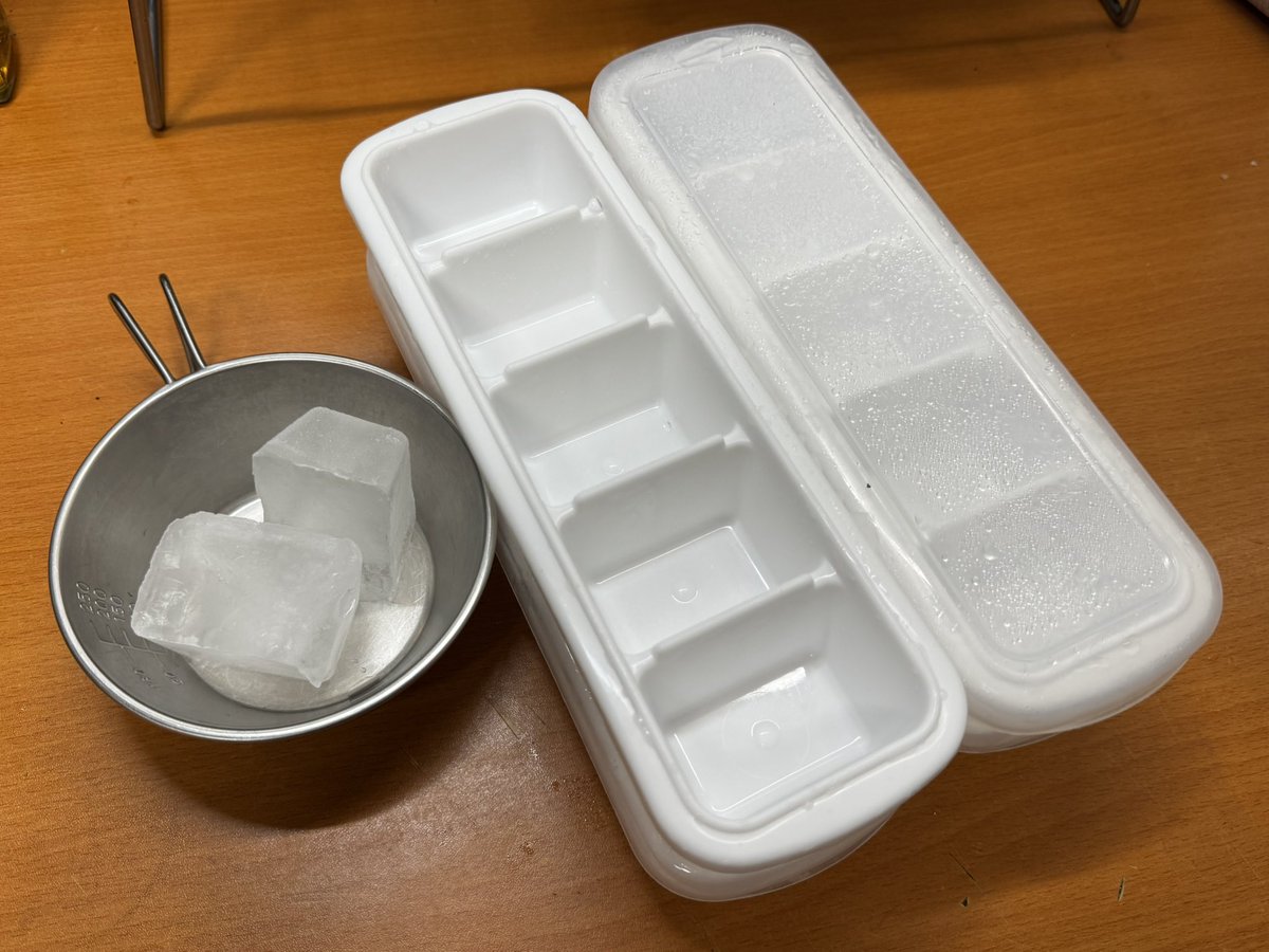 ly_rone's tweet photo. 氷の最適解できた
ダイソーの大きい製氷皿
濡らさなくてもパキパキ出せる

6個冷凍庫に入れてる https://t.co/59Muyv2oC0