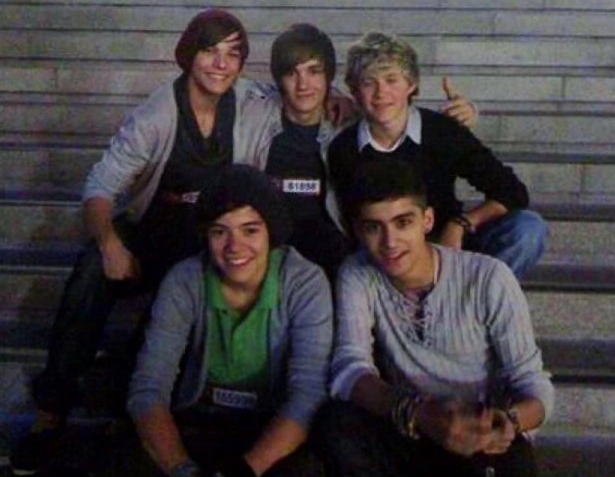 discodivarry's tweet photo. happy sixteen years of one direction to those who celebrate🤍🎤 https://t.co/WBTOK3cjI0
