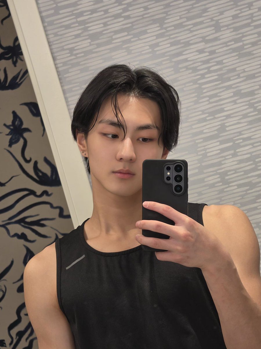 mmpjs_'s tweet photo. ชุดวิ่งหล่ออะไรขนาดนี้น้ออ https://t.co/r6zi83EuTb