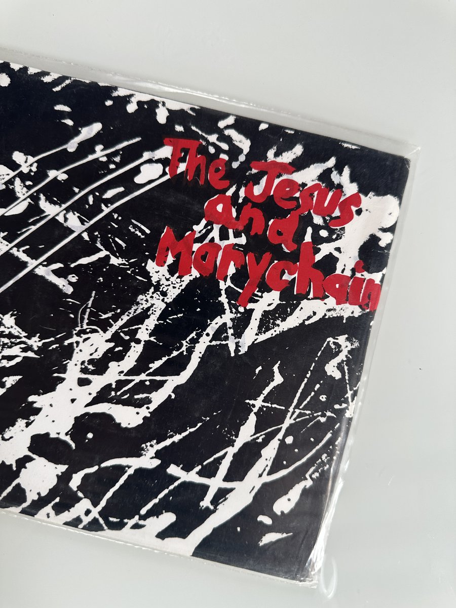 robinrimbaud's tweet photo. I bought this single in 1984 and not until today did I discover that some rare copies have writing by the band inside the sleeve when they were apparently bored at the Creation Records office, and I opened up mine to find this note from William of the band 😃 https://t.co/XapEvA6Jq8