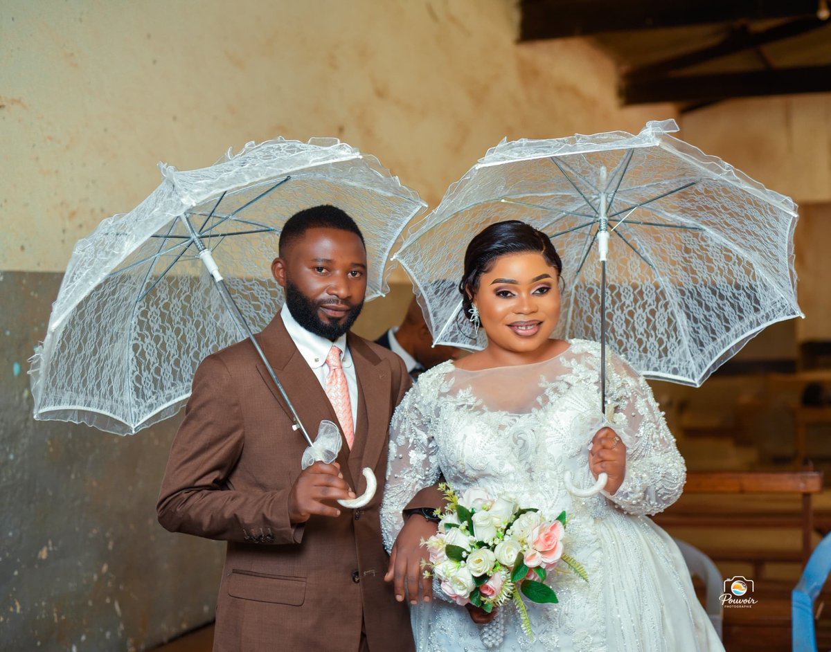 bagalwarene2's tweet photo. Hommage mérité à mes deux parents biologiques et sincères félicitations à ma petite sœur pour son mariage https://t.co/zhLDGTv4ME