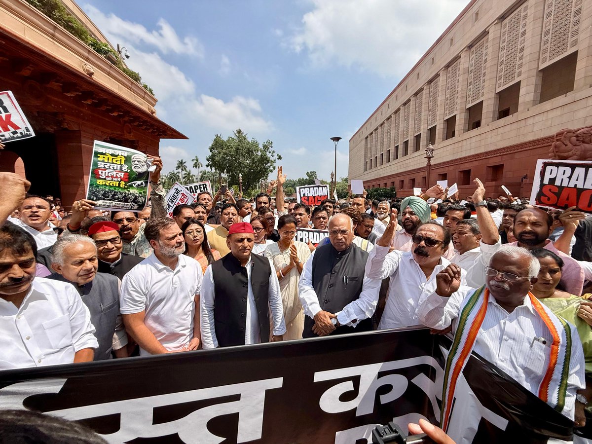 Skbasu248's tweet photo. They are shining thier politics 
#Skbasu248 https://t.co/UeFSemzbs3
