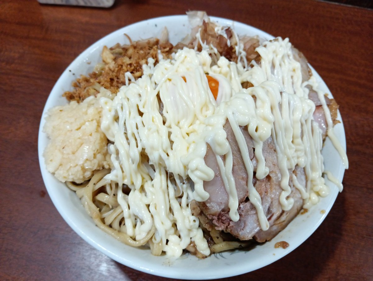 osacomu's tweet photo. 今日から冷たい汁無し。クソ暑い夏にはピッタリ！汁がウンマイ♪店主の隠し玉、まだまだありそう♪ご馳走様でした！たまに遭遇する端ブタが神でした♪
#冷たい汁無し
#D麺
#ありがとう店主 https://t.co/v4jtDRCiJp