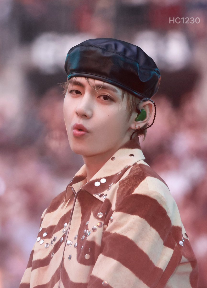thv_1230V_'s tweet photo. #뷔 #V #태형 #Taehyung 🤎🩷 https://t.co/G7cT97MIDF