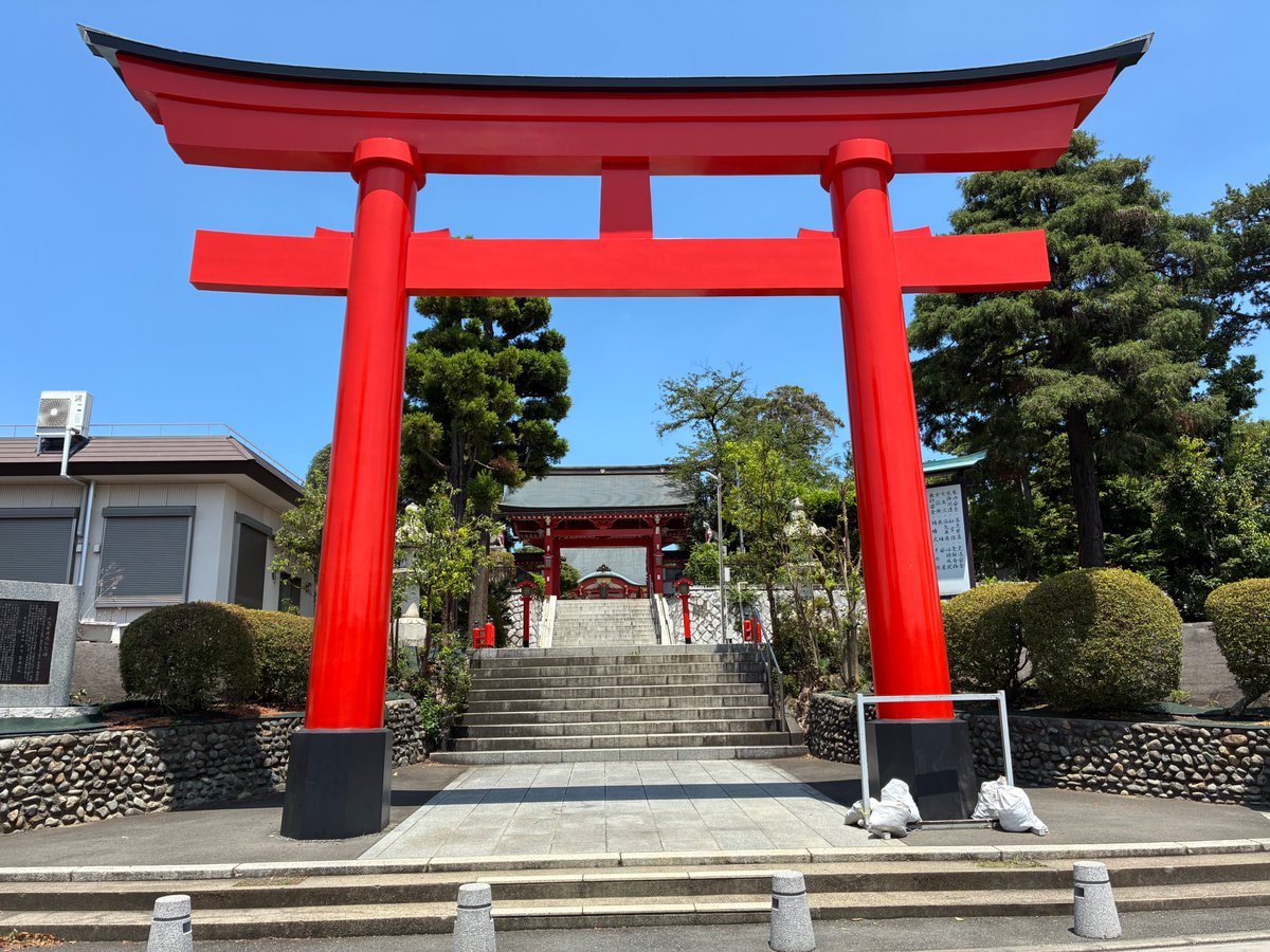 hikozard's tweet photo. 東伏見稲荷神社（西東京市）に参拝
青空に赤い鳥居が映えてます！

#東伏見稲荷神社  #御朱印  #京都伏見稲荷大社

https://t.co/ThidxC9nsr東伏見稲荷神社に参拝/ https://t.co/v8FjHD9dtd
