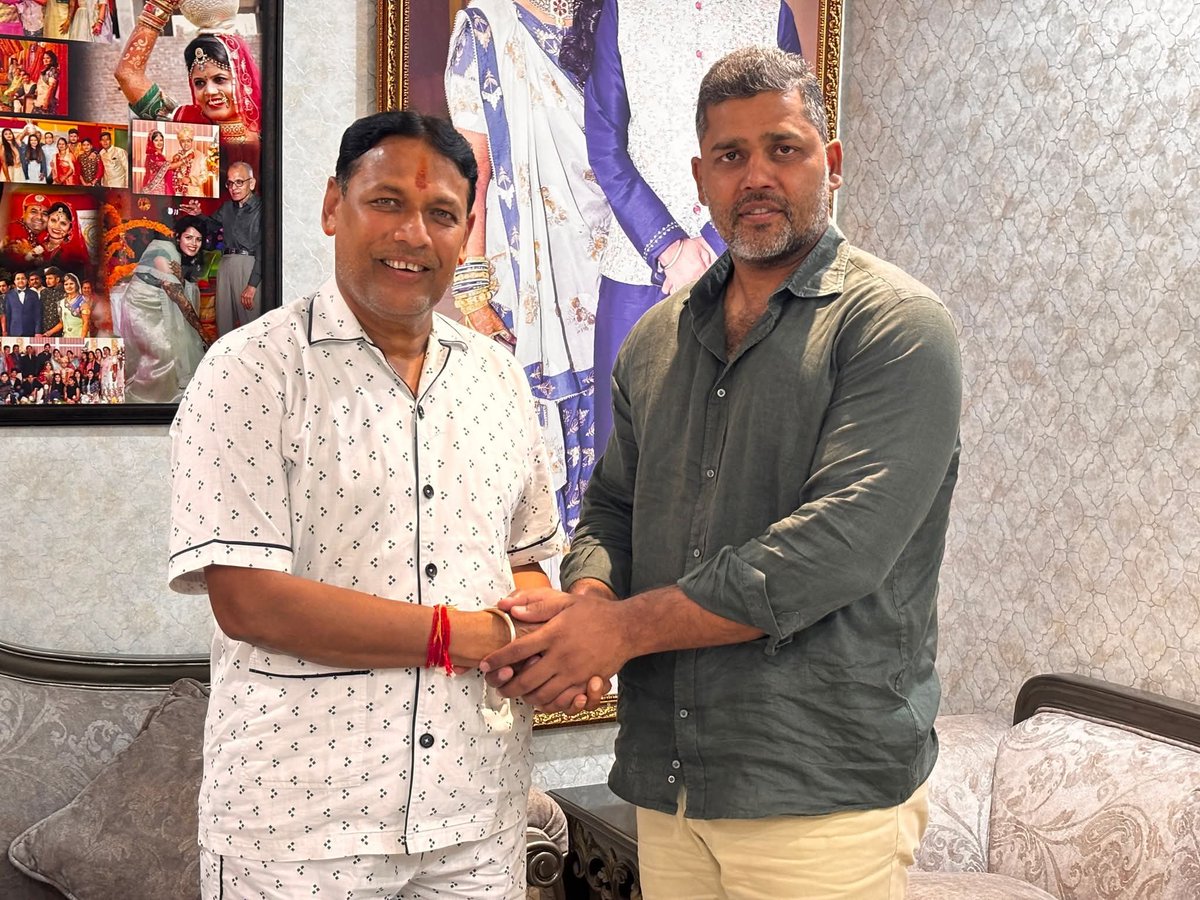 PramodBhayaINC's tweet photo. जयपुर स्थित निजी निवास पर हिण्डोली विधायक एवं पूर्व मंत्री श्री अशोक चांदना जी का आत्मीय आगमन हुआ।

इस अवसर पर उन्होंने मेरे स्वास्थ्य एवं कुशलक्षेम की जानकारी ली तथा अपने स्नेह, आत्मीयता एवं शुभकामनाएँ व्यक्त कर मेरा उत्साहवर्धन किया।

उनका यह स्नेह, अपनापन एवं आत्मीय मार्गदर्शन सदैव ऊर्जा, उत्साह और प्रेरणा प्रदान करता है।

आपका का हृदय से आभार...।