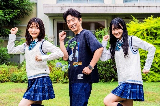 BEEEEM_NEWS's tweet photo. HKT48 秋吉優花＆今村麻莉愛、フットボールアワー後藤輝基と約10年ぶりに再会。15周年記念ムック掲載カット公開
#HKT48 
https://t.co/RKEWV4qp7V https://t.co/Q7nUQibbYB