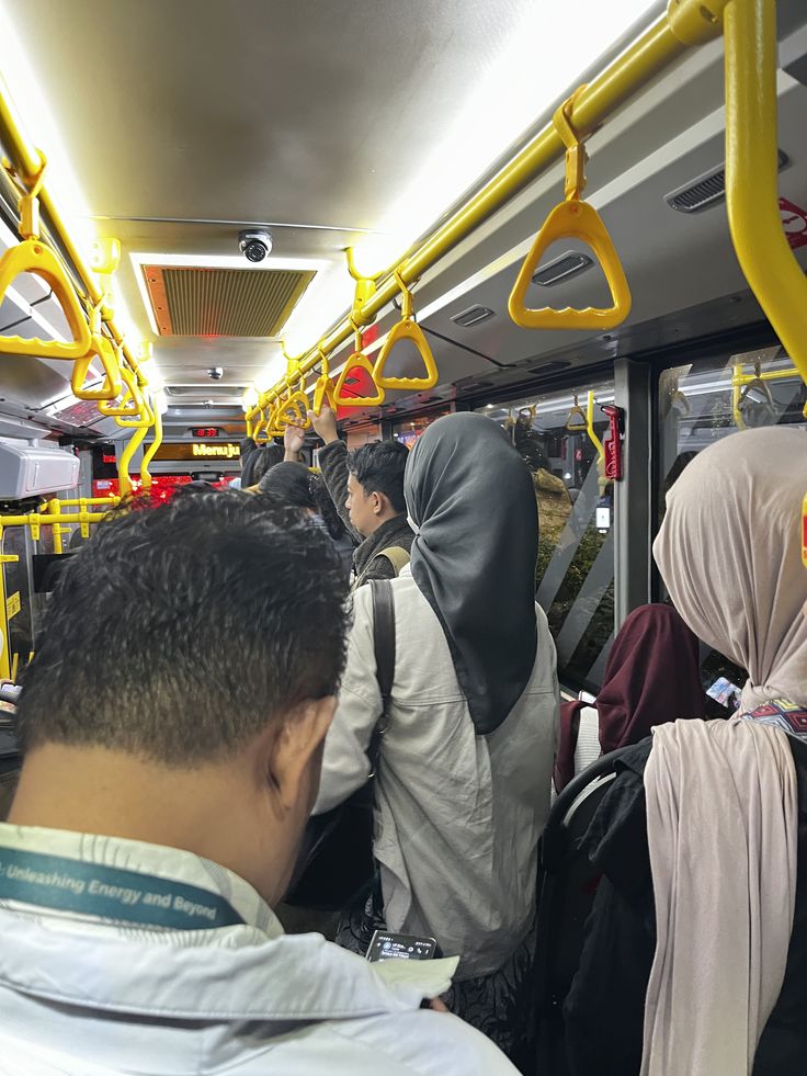Bisikanjam's tweet photo. mauu ceritaa☹️, tadi malam adikku mengalami pelecehan seksual pas pulang kerja posisi naik Transjakarta koridor 13 arah cbd ciledug (halte seskoal), awalnya adikku bilang gak berasa/denial pas pelaku sdg melancarkan aksinya karna keadaan rame desak-desakan dan adik aku gak sempet lihat sekeliling seperti apa. posisi adikku pas di dalam TJ itu masuk dr pintu pertama mengarah ke area perempuan, tp karena belum bisa masuk ke area perempuan dia berdiri deket sana jadi pas agak sepi dia akan masuk

trs akhirnya orang disekeliling adikku yang tahu pelaku ngelakuin pelecehan dan segera dibawa keluar TJ untuk ditindak sama petugas TJ dan keamanan TJ, pelaku ini beraksi dengan mengeluarkan alat kelaminnya dan menggesekkan ke bagian belakang badan adikku hingga (maaf) ke selangkangan, pelaku juga diketahui tidak memakai pakaian dalam bagian bawah.

aku share ini untuk menjadi awareness kita dan teman-teman perempuan lainnya, biar kalo ketemu pelaku bisa saling mengingatkan atau menghindar karena menurut keterangan pelaku sendiri: pelaku telah melakukan selama seminggu & baru ketauan td malam, dan melakukan hal itu adalah fantasi dia selama ini. ya Allah seremnyaa😭😭

ini adalah penampakan pelaku ya, aku gausa pake bahasa bagus atau sopan karena gak pantes juga buat orang kaya gini

foto dan video itu aku dapatkan dari petugas TJ dan social media Tangsel Update

aku berharap dimanapun kita para perempuan berada itu ada ruang yang aman untuk kita bergerak bebas tanpa harus takut untuk disakiti, dijahatin atau berpotensi ada pelecehan seksual seperti inii🙏🫂

f : faidumps.jpg