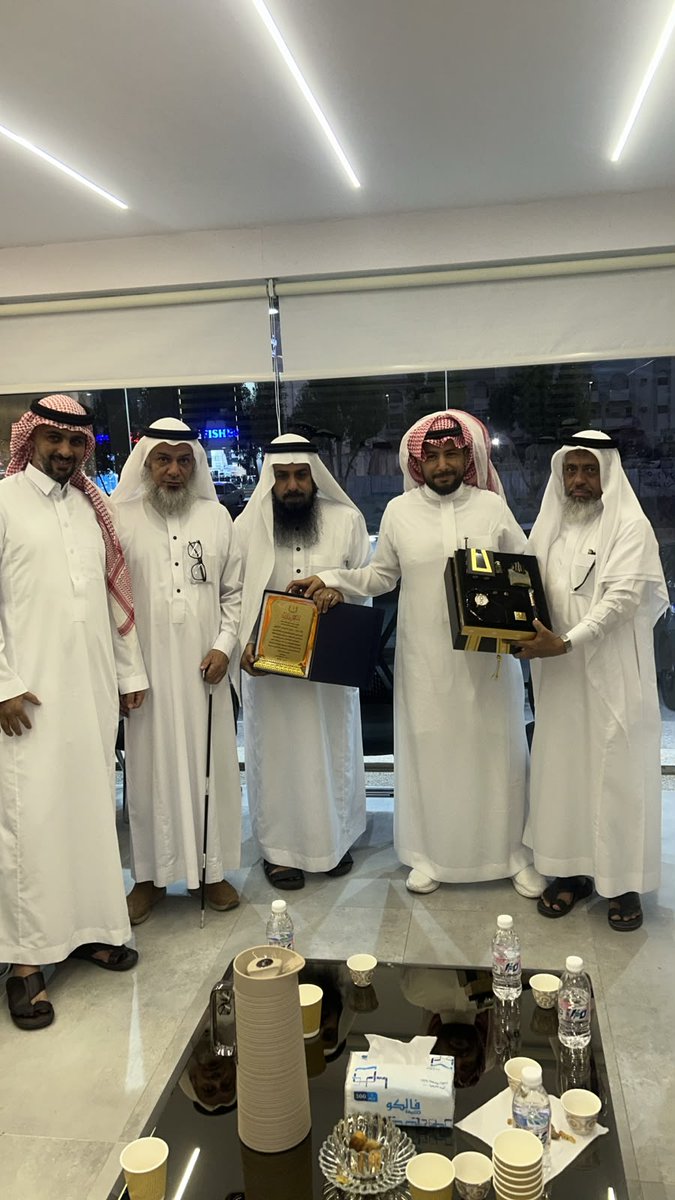 beralhada's tweet photo. قام مجلس إدارة الجمعية بزيارة مكتب شركة بيت الوافي العقارية وتم شكر الاستاذ سمير العتيبي مدير المكتب على حسن إدارتهم  لمبانى الجمعية خلال السنوات الماضية وتقديم درع تكريماً لجهودهم وتم التقاط الصور التذكارية معه.
#جمعية_البر 
#جمعية_هدى_الشام https://t.co/bDTPEUy2a2