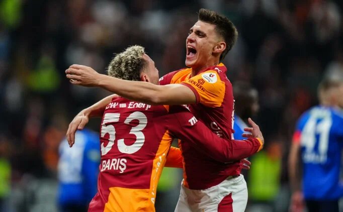 Burakeren_1987's tweet photo. 3 sol beki de aynı anda takımda tutmak mümkün. Bu da futbolcuların yönlülüğüyle alakalı. Geniş kadro içerisinde bunu değerlendirmek ve mümkünse hiçbirinin ayrılığına izin vermemek gerekiyor.

🔸Sol stoper arıyoruz mesela. Jakobs, sol stoper için alternatif. 3'lü savunmalarda müthiş bir sol kenar stoper olurdu ama bence 4'lü savunmada da maçına göre iş görür.

🔸Kazımcan Karataş'ın daha iyi bir sol ön futbolcusu olduğunu düşünsem de, Eren Elmalı'yı da bu şekilde kullanmak mümkün. Okan Hoca, kenar hamlesi olarak bunu uygulamıştı.

🔸Kazımcan Karataş'ın orjini forvet, devamında sol kanat, en sonunda sol bek. Eski günlerini hatırlatmak lazım. Çok büyük bir joker olabilir.