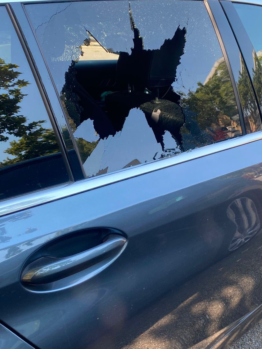 VOXSarria's tweet photo. Un altre vehicle assaltat a l’avinguda Foix. Vidres trencats, impunitat absoluta i veïns farts. Fa mesos que denunciem aquesta autèntica plaga de robatoris i registrem iniciatives exigint mesures. El govern del districte continua sense donar resposta. Fins quan? #SSTG https://t.co/WKt56Uirjd