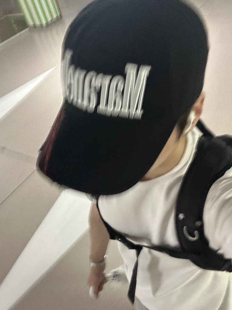 Yoajung00's tweet photo. 100년만에 모자씀 https://t.co/KVkMpruQJq