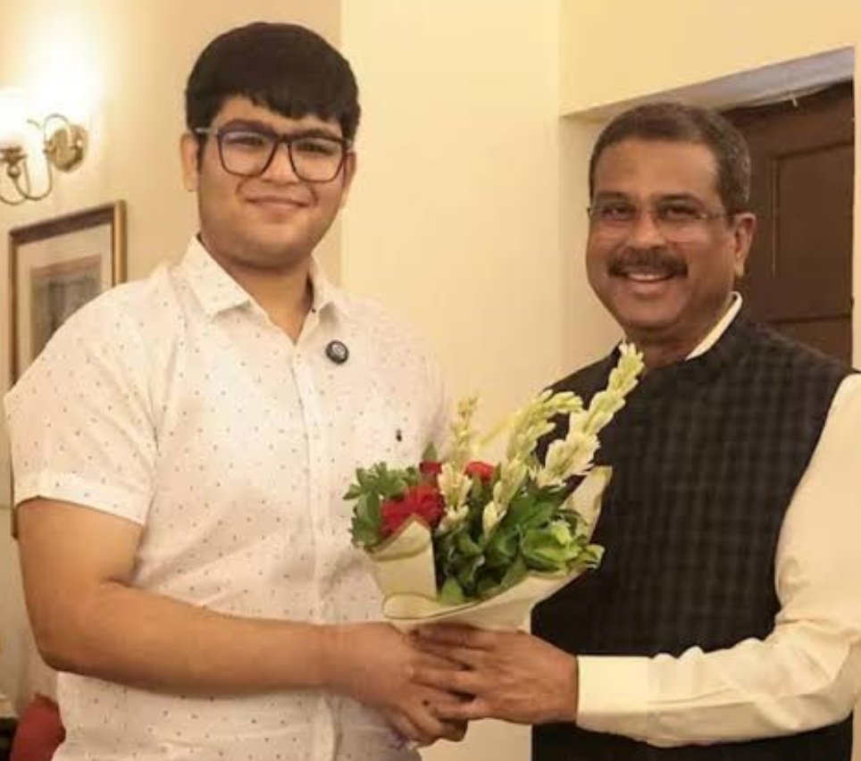 JaikyYadav16's tweet photo. कल हमने Re-NEET UG में AIR 2 रैंक लाने वाले पांशुल बंसल का बयान सुना था 

जो कह रहे थे कि मैं प्रोटेस्ट में क्यों जाऊं?

अब आज Re-NEET टॉपर आर्यन गुप्ता ने जो बयान दिया है उसे भी लोगों को पढ़ना और जानना चाहिए।

आर्यन गुप्ता ने कहा 

"जब पेपर लीक हुआ था तब मैं खूब रोया था और विरोध प्रदर्शन और असहमति लोकतंत्र का जरूरी हिस्सा है, दोबारा पेपर लीक न हो इसलिए जरूरी है।

मैं इस विरोध प्रदर्शन पर बोलने के लिए खुद को छोटा महसूस कर रहा हूं।"

दोनों AIR 1 और AIR 2 के रैंक पर हैं अंकों में बहुत ज्यादा अंतर नहीं होगा लेकिन सोच में जमीन आसमान का अंतर है।

हैरानी की बात है कि धर्मेंद्र प्रधान टॉपर आर्यन गुप्ता से मिलने के बजाय AIR 2 वाले पांशुल बंसल से मिले।