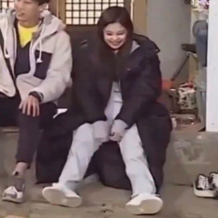 Jendaawwg's tweet photo. What is her problem???? 😭😭 https://t.co/CHbzNAYa3W