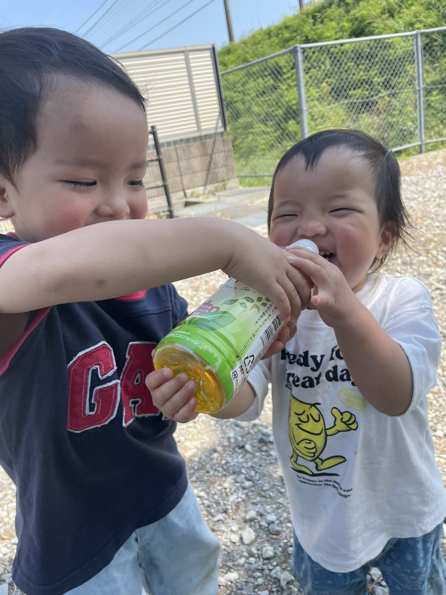 BeimA_yt's tweet photo. 帰ってきて笑顔と妹想いが戻った写真🥰
可愛いやろ😍 https://t.co/udc7Hlycia