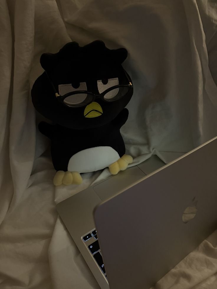 Nikiehow's tweet photo. I'll finish reading and replying to some emails, then I'll take a nap. "( – ⤙ – ) https://t.co/7mg7r8NIml