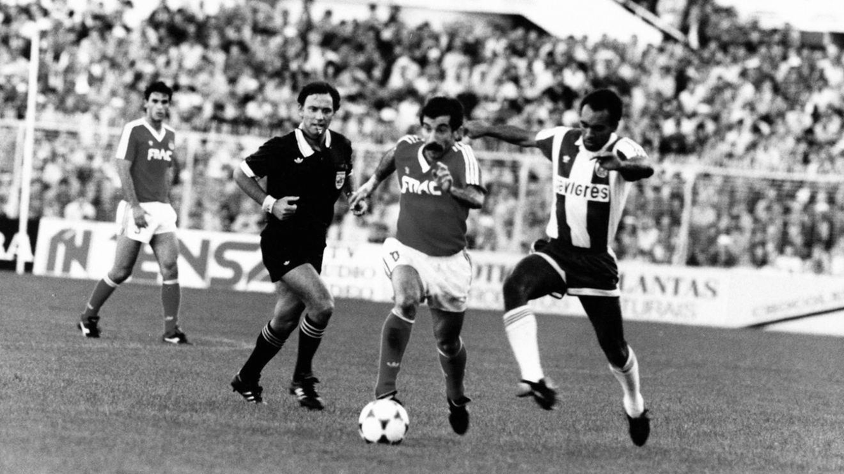 CurtaVermelha's tweet photo. Fernando Chalana, número 10 🇵🇹

Um dos melhores jogadores da História do Benfica, e um dos jogadores mais entusiasmantes de ver jogar. Foi o mais parecido com um Maradona que tivemos na Luz. Durante muito tempo debateu-se se ele era canhoto ou destro. É um dos maiores contribuintes para o misticismo da camisola 10 do Benfica.

O Chalana chegou ao Benfica com 14 anos, vindo do Barreiro, como tantas lendas do clube. Foi Campeão tanto nos Juvenis como nos Juniores, e logo na segunda época estreou-se na equipa principal. Na altura foi o mais jovem de sempre a estrear-se pelo Benfica. Entretanto foi ultrapassado pelo Hugo Leal.

Passou oito anos na equipa principal do Benfica. Foi depois vendido ao Bordeaux para financiar as obras no terceiro anel do Estádio da Luz. A partir daí sofreu bastante com lesões. Após três anos em França ainda voltou ao Benfica para mais três épocas, mas já com um rendimento muito diferente.

Em 2007/08 ainda foi treinador interino da equipa principal durante 10 jogos.

Com 311 jogos, é o 25.º jogador com mais jogos na História do Benfica. Passou ao todo 12 temporadas na equipa principal do clube, foi Campeão Nacional seis vezes e venceu ao todo 11 títulos. Esteve ainda 18 anos como adjunto de várias equipas, e 10 jogos como treinador da equipa principal.

Faz hoje 4 anos que nos despedimos dele.