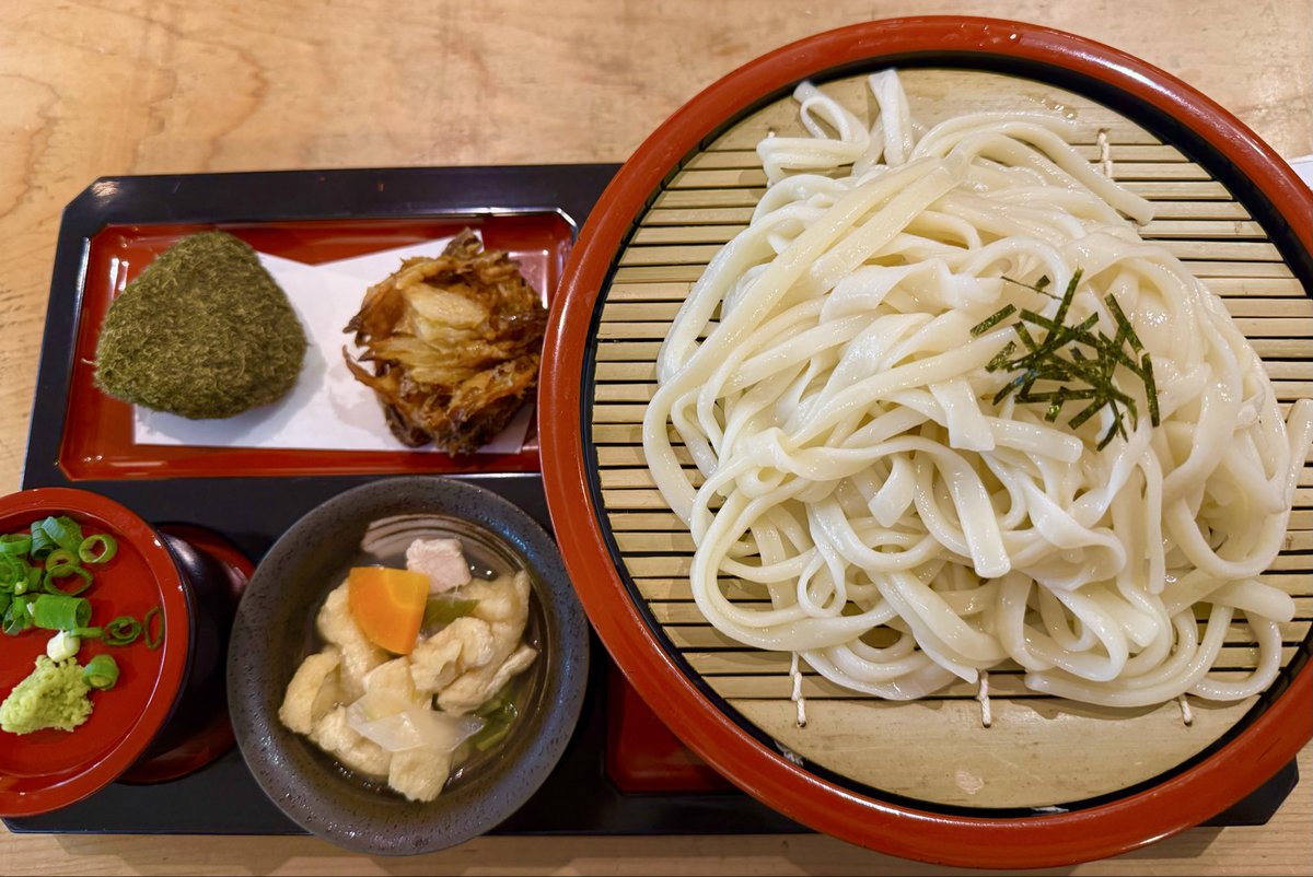 SushiToyama_dao's tweet photo. 富山名物「氷見うどん」と
「とろろ昆布おにぎり🍙」

最高の組み合わせランチ✨🤗✨ https://t.co/Vr6c1Xrtob