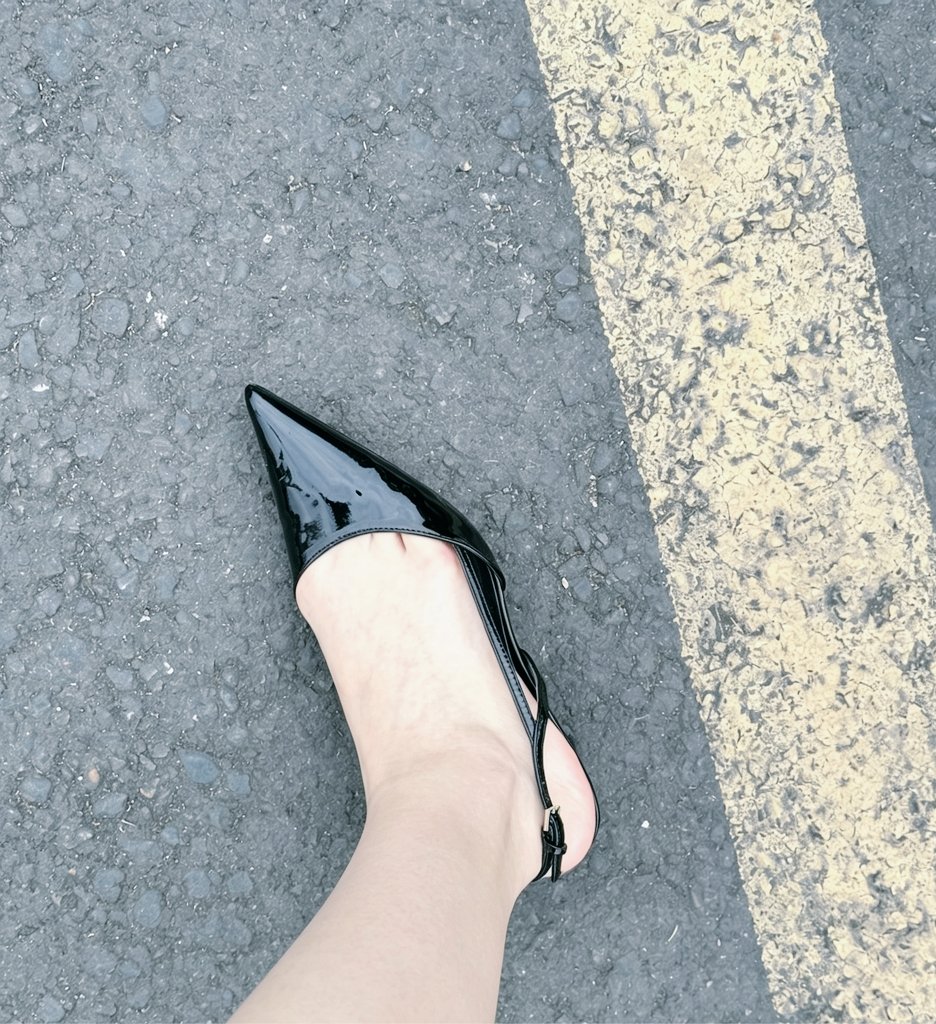 QueenZ520's tweet photo. 无忌孩儿，你长大了之后，要提防女人骗你，越是好看的女人，越会骗人。＃高跟鞋 ＃女s #调教 #足交 https://t.co/U3KYjN80bJ