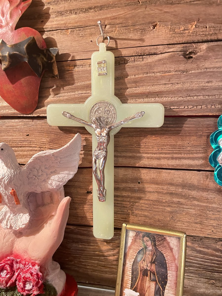 padmexico's tweet photo. メキシコの聖品店で買い付けてきた🇲🇽⛪️
イエスキリストの磔刑の壁掛けクロスです☦️✨

磔のイエスキリストの背部には
"聖ベネディクトのメダイ"が埋め込まれています🌟

蓄光なので、電気を消すと暗闇でぼんやりと光ります💡

★web shop掲載アイテムです★

https://t.co/vIA3he9RMN https://t.co/GM87nxHoWm