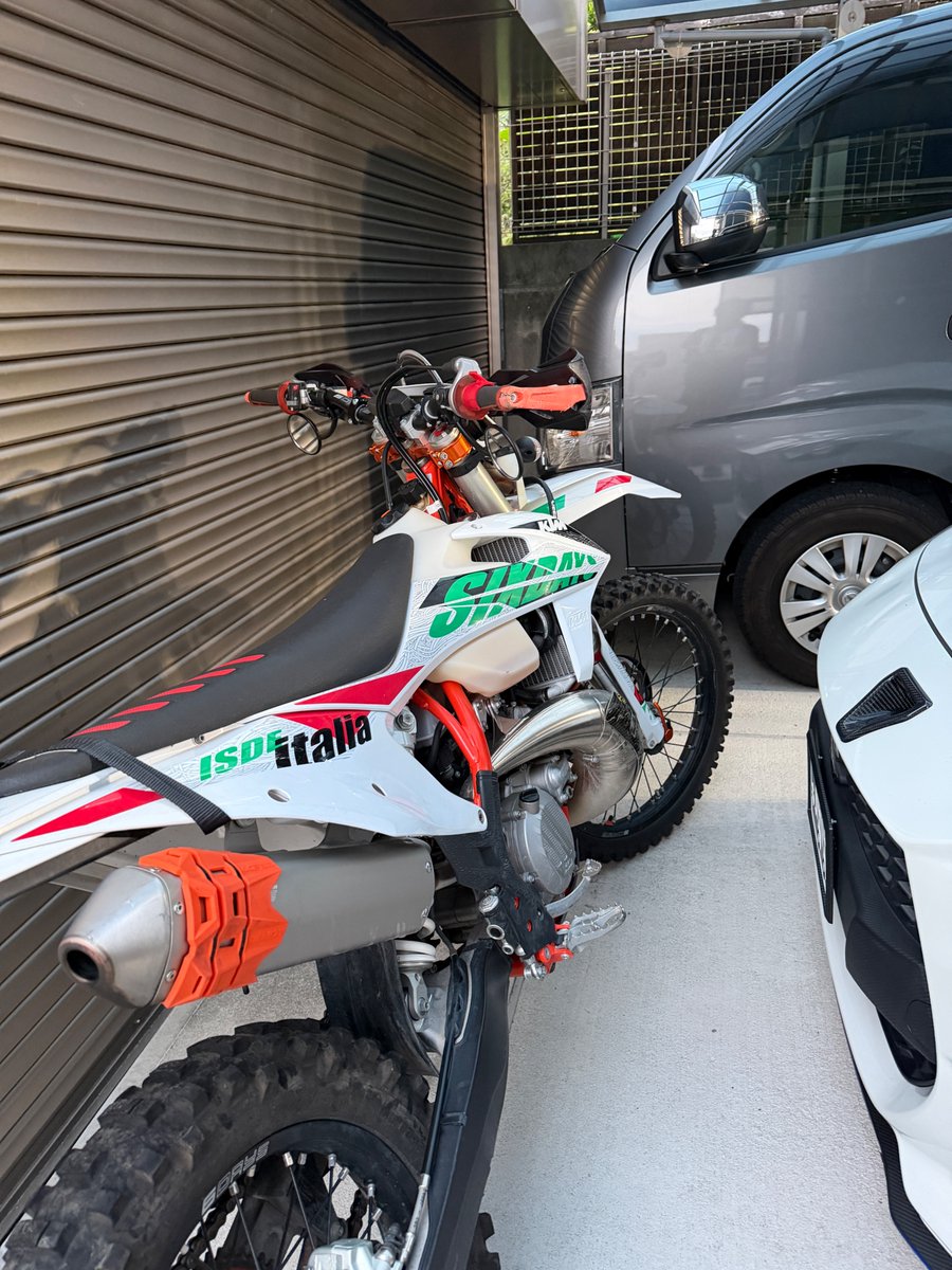 gunplatoon's tweet photo. 日曜日はキャラバンを車検に出します🚐

荷室を空にするため、バイクやプロテクター、ブーツ、工具などをおろしました💦
残りは当日です。
久しぶりにバイクのエンジン始動。
2ストの音と匂い、やっぱりたまりません😊

毎年この時期は1年車検。
汗びっしょりです😅 https://t.co/UDnp8sOBuk