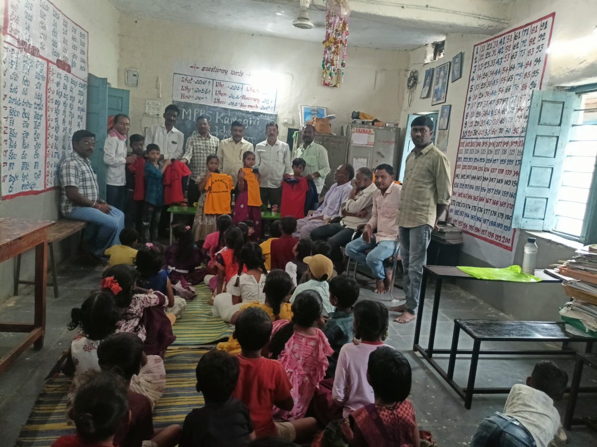 sudhakarnimmal2's tweet photo. కామగిరి గ్రామపంచాయతీ ఇచ్చోడ మండలం అదిలాబాద్ జిల్లాలో ఉన్న ప్రాథమిక పాఠశాలలోని విద్యార్థులకు దాతాల సహకారంతో క్రీడా దుస్తులు పంపీణి చేయడం జరిగింది. నిమ్మల. సుప్రియ సుధాకర్ రెడ్డి సర్పంచ్ https://t.co/kP2AYS41F2