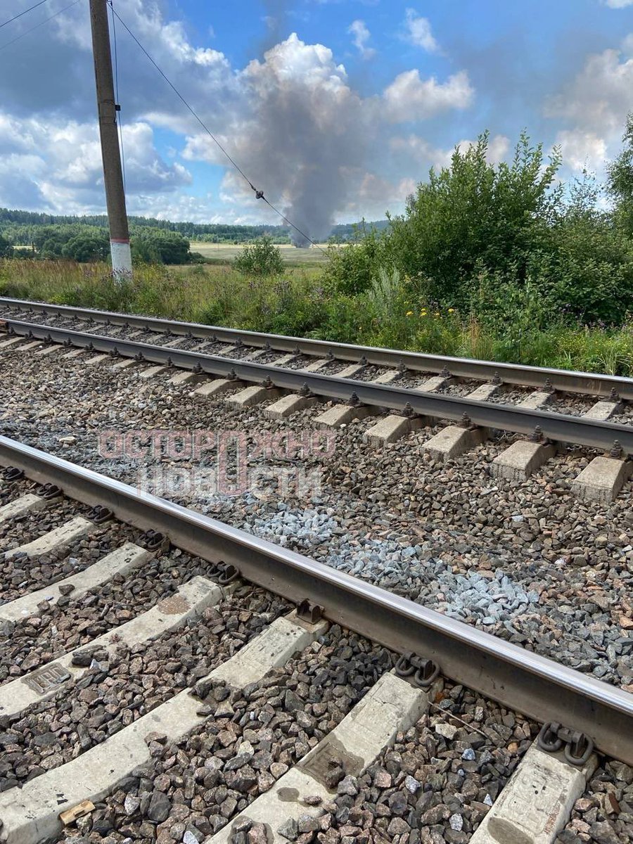 tvrain's tweet photo. В Подмосковье упал военный самолет

«Осторожно, новости» со ссылкой на местных пишут, что самолет упал на поле между звенигородским микрорайоном Шихово и деревней Лукино около часа назад. Предположительно, это был истребитель.

Источник РЕН-ТВ утверждает, что пилот успел катапультироваться. Официальных данных пока нет. База пишет, что полет был тренировочным.

🎥Прислать фото, видео или другую интересную информацию можно в наш телеграм-бот: https://t.co/iALKU0loSF

Фото: «Осторожно, новости»