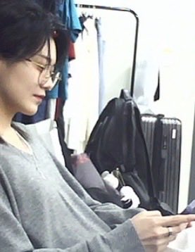 hee2_2's tweet photo. 진짜 이 와중에 손가락만 보여 왜이리 예쁜거임? 길쭉길쭉… 그리고 회색니트 정보 좀 주세요 너무 제 스타일 https://t.co/DUmWd0knmT