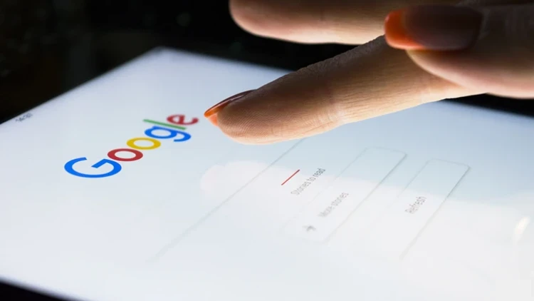 Hurriyet's tweet photo. ⚠️Yapay zeka devrimi bu kez medya sektörünü sarstı.

💻Google’ın yeni arama modeli, haber sitelerine giden trafiği azaltırken dünyanın en büyük yayıncılarını harekete geçirdi.

✖️Dev şirketler, içeriklerinin kullanımına karşı sert adımlar atmayı ve Google ile yollarını ayırmayı tartışıyor.

🔗https://t.co/ekIcM7D61j
