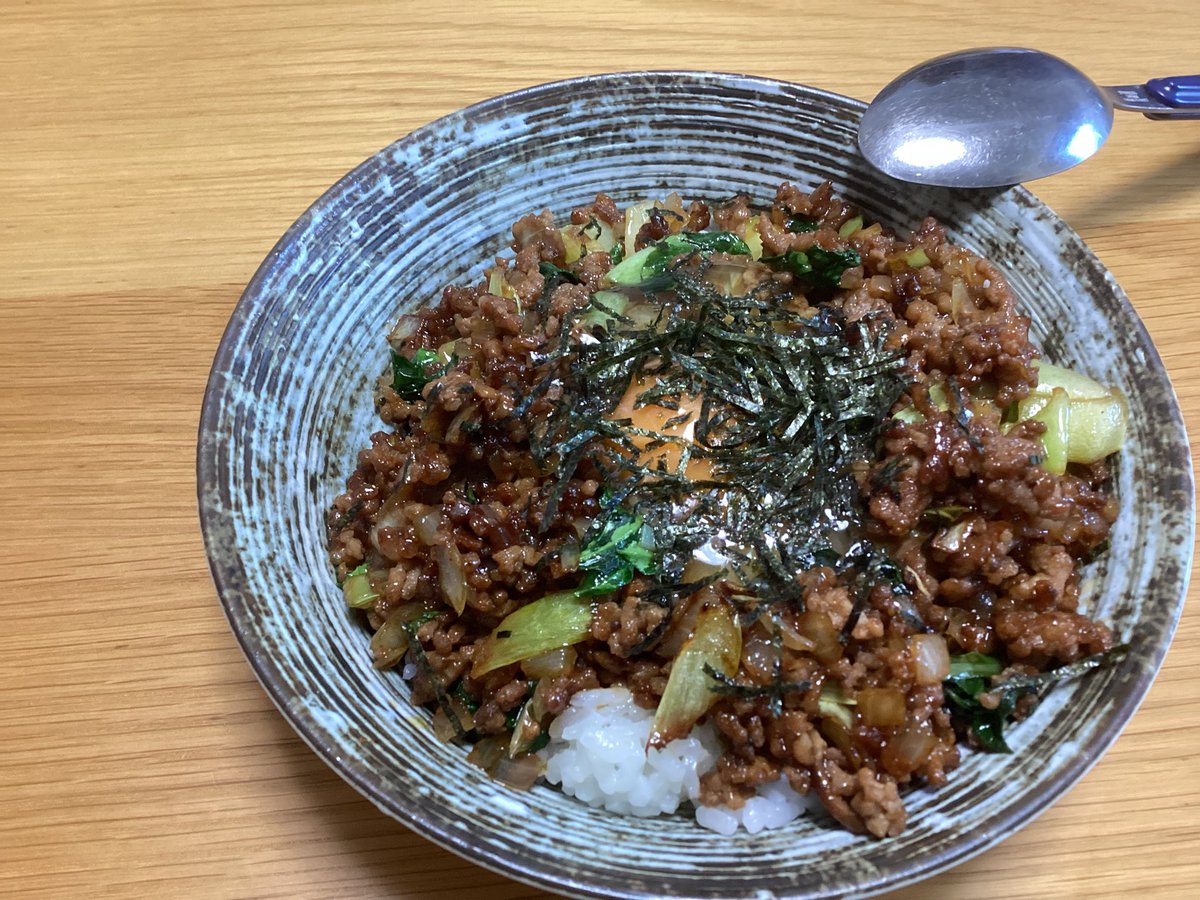sin532282452's tweet photo. あっつい､､､夜勤になり3ヶ月位過ぎた
いつも外食、飲みポストが多いがあっつい日は涼しい部屋にいたい人でもある。昼過ぎ起きて作る父飯こんなもん
肉そぼろ丼、炒飯、肉ニラ炒め丼、かき揚げ丼　夜勤までの間食的なやつ😂 https://t.co/T5R7LIbHqR