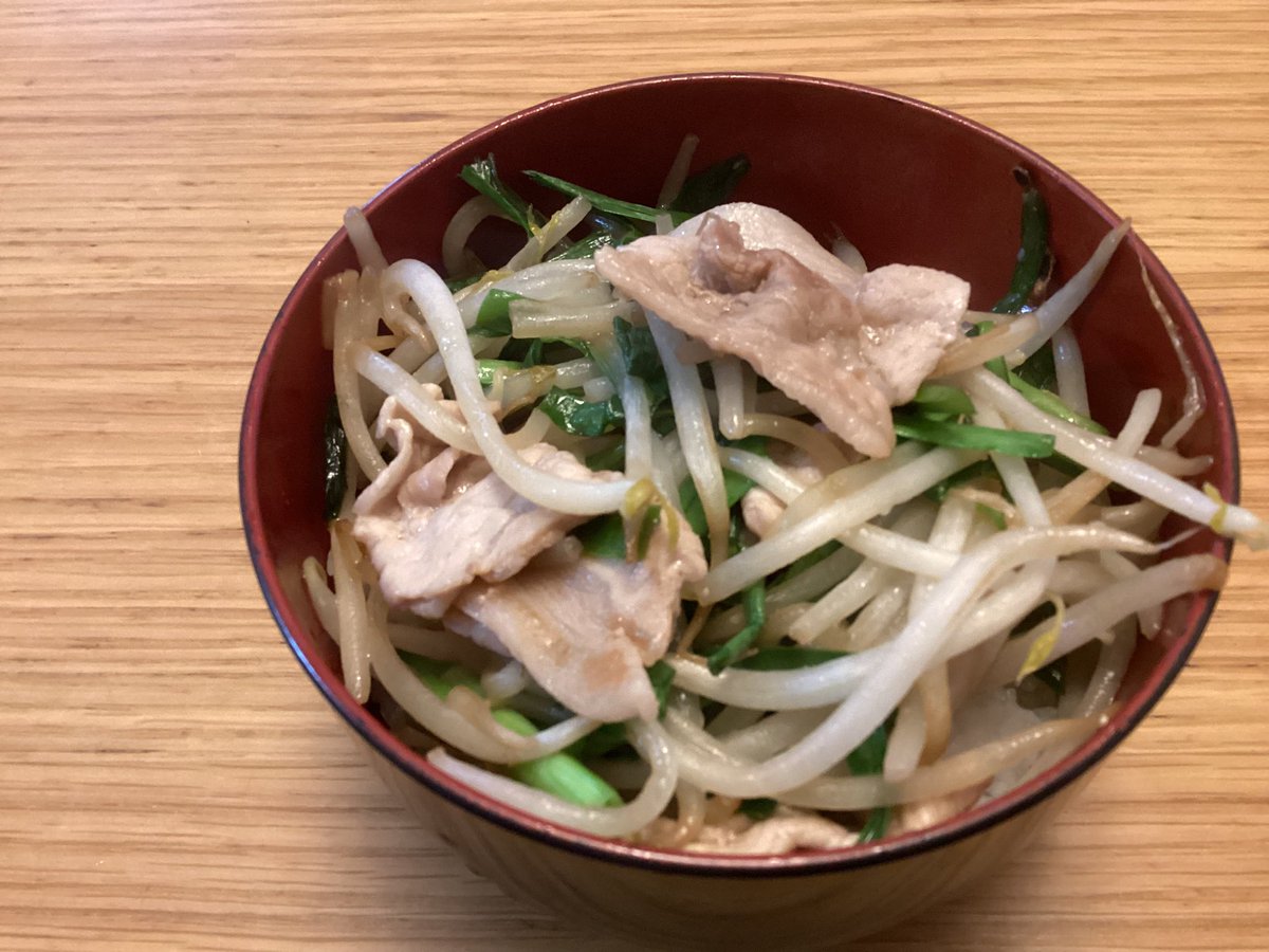 sin532282452's tweet photo. あっつい､､､夜勤になり3ヶ月位過ぎた
いつも外食、飲みポストが多いがあっつい日は涼しい部屋にいたい人でもある。昼過ぎ起きて作る父飯こんなもん
肉そぼろ丼、炒飯、肉ニラ炒め丼、かき揚げ丼　夜勤までの間食的なやつ😂 https://t.co/T5R7LIbHqR