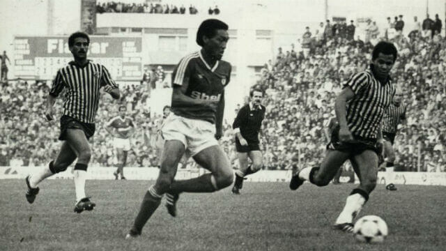 CurtaVermelha's tweet photo. Shéu Han, 1983 🇵🇹

Descendente de uma família asiática, Shéu entrou cedo na filial moçambicana do Benfica, o Sport Lisboa e Beira. Com 17 anos mudou-se para Lisboa, e nunca mais deixou de representar o Benfica.
    
Shéu foi titular indiscutível no meio campo do Benfica durante 13 anos. Fez 489 jogos pelo Benfica, o que faz dele o 6.º jogador com mais jogos na História do clube.

Ao todo foram 17 anos na equipa principal. Desde a recta final de Eusébio até ao título nacional com Toni no comando em 1989. Foi nove vezes Campeão Nacional e venceu ao todo 17 títulos. Depois desempenhou o cargo de Coordenador Técnico do clube durante 29 anos consecutivos, chegando a ser treinador interino durante quatro jogos depois da saída de Graeme Souness.

Faz hoje 73 anos.