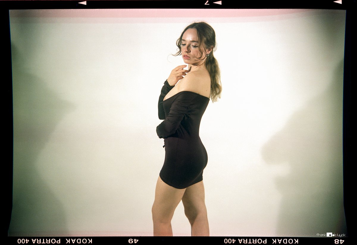 FrankDeLuyck's tweet photo. Rinna with an ancient Agfa Clack on medium format - some things seem to have gone wrong with development but it is what it is... in any case no AI here 😁#rinaalyys #modelshoot #onoff #dressed #undressed #concept #nudeart #beauty #color #agfa #clack #kodak #portra400 https://t.co/Fb6gI5yvBV