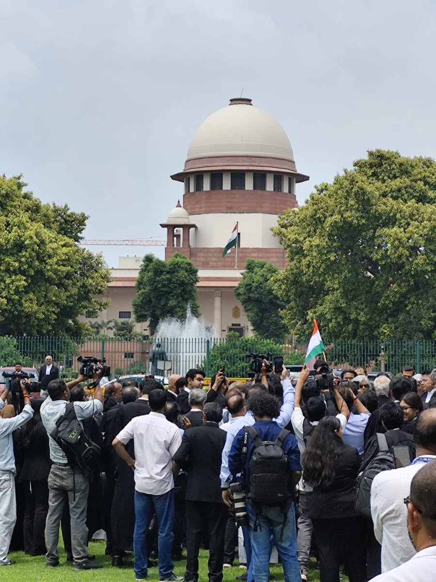 barandbench's tweet photo. Amid the ongoing protests at Delhi's Jantar Mantar, Supreme Court lawyers gather for a recitation of the Preamble to the Constitution at the Supreme Court lawns today under the banner, "Save Democracy, Save Constitution." #SupremeCourt https://t.co/y20kcZmhID