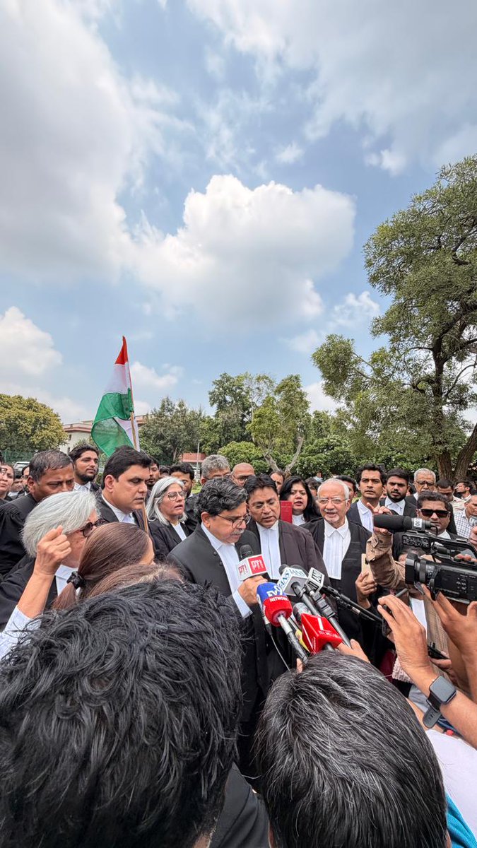 LiveLawIndia's tweet photo. Several Supreme Court advocates assemble at the Court lawns to recite the Preamble to the Constitution as part of the 'Save Democracy, Save Constitution' campaign amidst the student protests in the national capital.

#SupremeCourt https://t.co/CxT7DSOPav