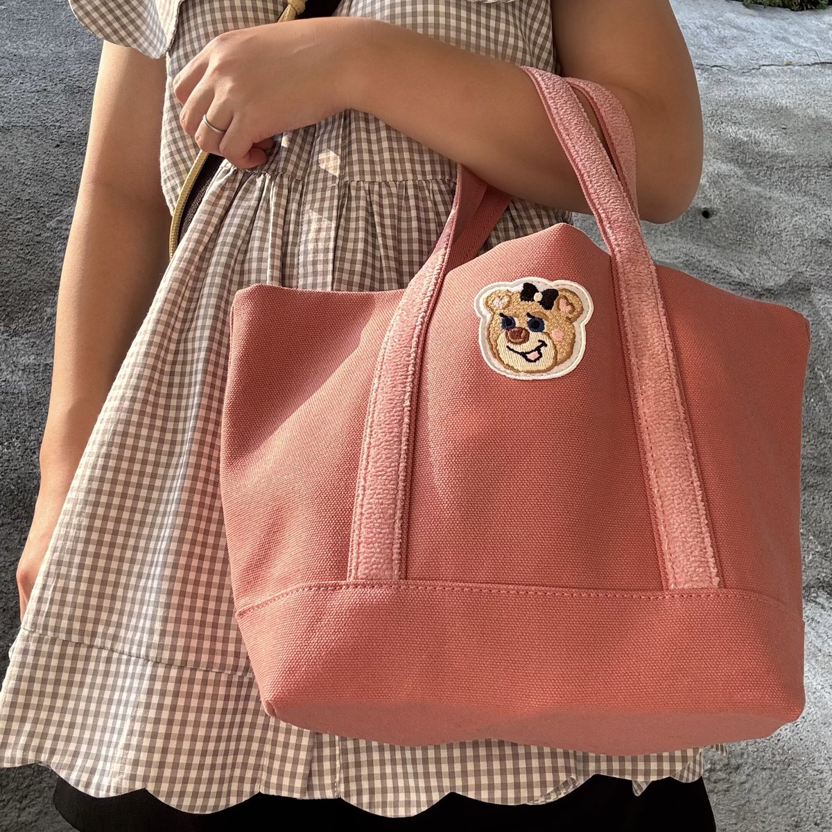 ma_ru37's tweet photo. テディトート無事引換できた！🧸🩷
サブバッグにちょうどいい大きさ〜🎀
LLサイズの方のベージュで中がバイカラーなのも気に入ってるけどピンクも可愛い🩷 https://t.co/5IWWsJQhTz