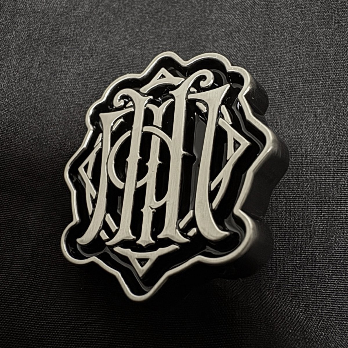 marihd_official's tweet photo. 『INCLINATION Ⅳ』早期セット予約特典
「MHエンブレム・ピンバッジ」のサンプルが本日届きました。

受付は今週日曜23:59まで。
対象商品・オンラインストアなどの詳細はこちら
https://t.co/XXSEjcsOda

※画像はサンプルです。
#浜田麻里 https://t.co/FIac7kk8aG