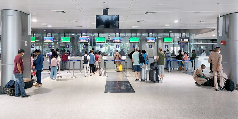 txttransportasi's tweet photo. Ngomongin soal tiang di stasiun bertingkat, jujur Bang Sue Grand Station (Krung Thep Aphiwat Central Terminal), Bangkok desain konstruksi tiangnya lebih baik & efisien ketimbang Stasiun Manggarai, Jakarta.

Di Bang Sue Grand Station, penempatan struktur tiang dibuat di tengah peron. Namun, ukuran tiang dibuat lebih besar agar dapat menopang dua tingkat struktur jalur layang di atasnya & tahan terhadap gempa. Dengan begini area peron juga dapat lebih lapang & pergerakan penumpang menjadi lebih seamless.

Beda halnya dengan Stasiun Manggarai, di mana struktur tiang berukuran kecil dibuat pada sisi kanan kiri peron. Sehingga menciptakan celah sempit di pinggir/tepian peron tersebut. Tentu ini mengganggu pergerakan penumpang & sangat berbahaya untuk keselamatan apalagi saat kereta sedang melintas.