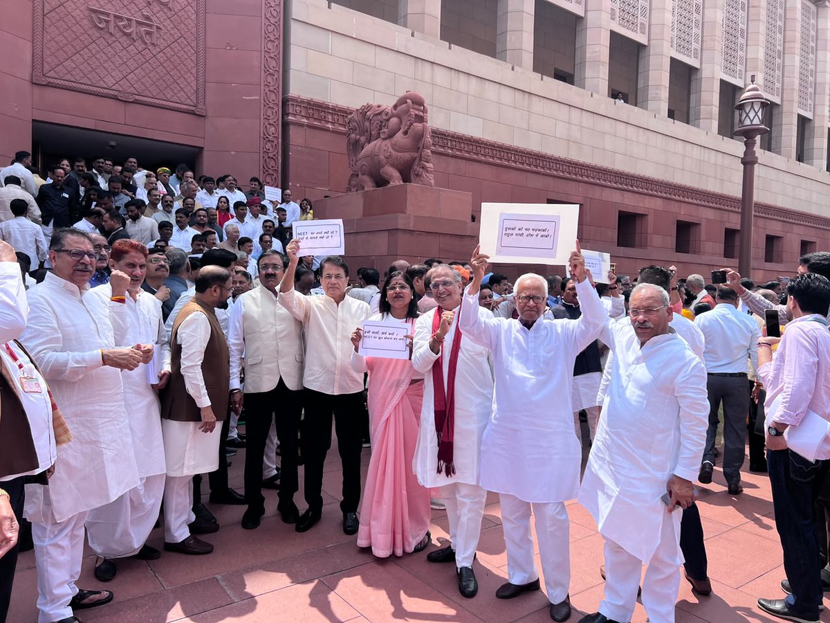 arungovil12's tweet photo. “राहुल गांधी, शर्म करो! देश को गुमराह करना बंद करो।”

आज संसद भवन परिसर स्थित मकर द्वार पर एनडीए के माननीय सांसदों के साथ राहुल गांधी एवं विपक्षी दलों के सांसदों के गैर जिम्मेदाराना तथा असंसदीय आचरण के विरोध में आयोजित प्रदर्शन में सहभागिता की।

लोकतंत्र की गरिमा, संसदीय परंपराओं और जनादेश का सम्मान प्रत्येक जनप्रतिनिधि का दायित्व है। संसद को बाधित करने और निराधार आरोपों के माध्यम से देश को गुमराह करने का प्रयास किसी भी स्थिति में स्वीकार्य नहीं है।

#Parliament #NDA #Democracy #BJP