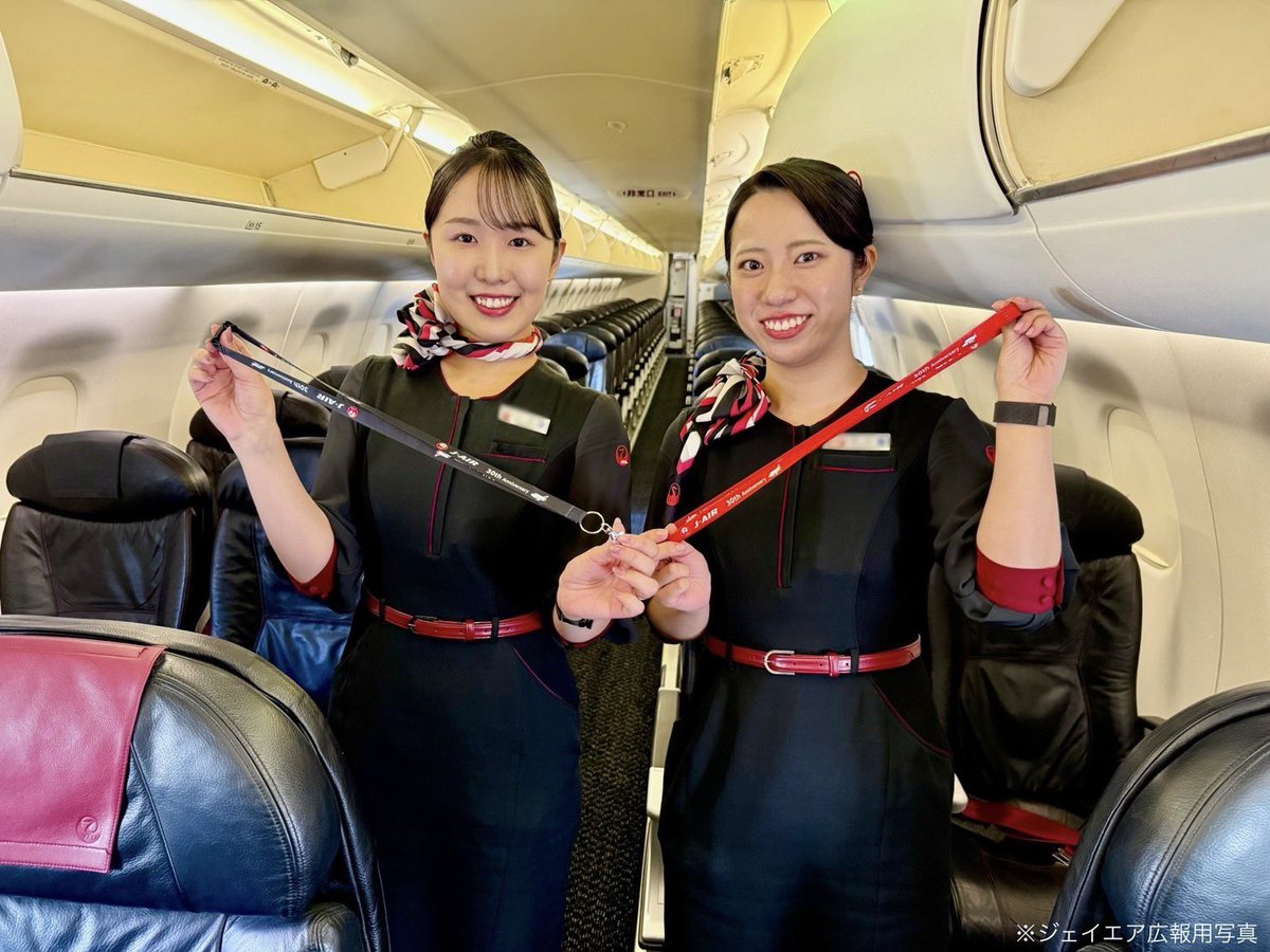 JAIR_officialjp's tweet photo. 客室乗務員K＆Nです💁🏻‍♀️
現在、機内販売にてジェイエア30周年記念
オリジナルネックストラップを販売しております✨
歴代の飛行機のイラストが入っていて
ジェイエアの歴史を感じることができるアイテム✈️
���と赤の2色からお選びいただけます!

ぜひ機内でお手に取ってご覧ください👀

#ジェイエア30周年 https://t.co/NVO8AVmJmP