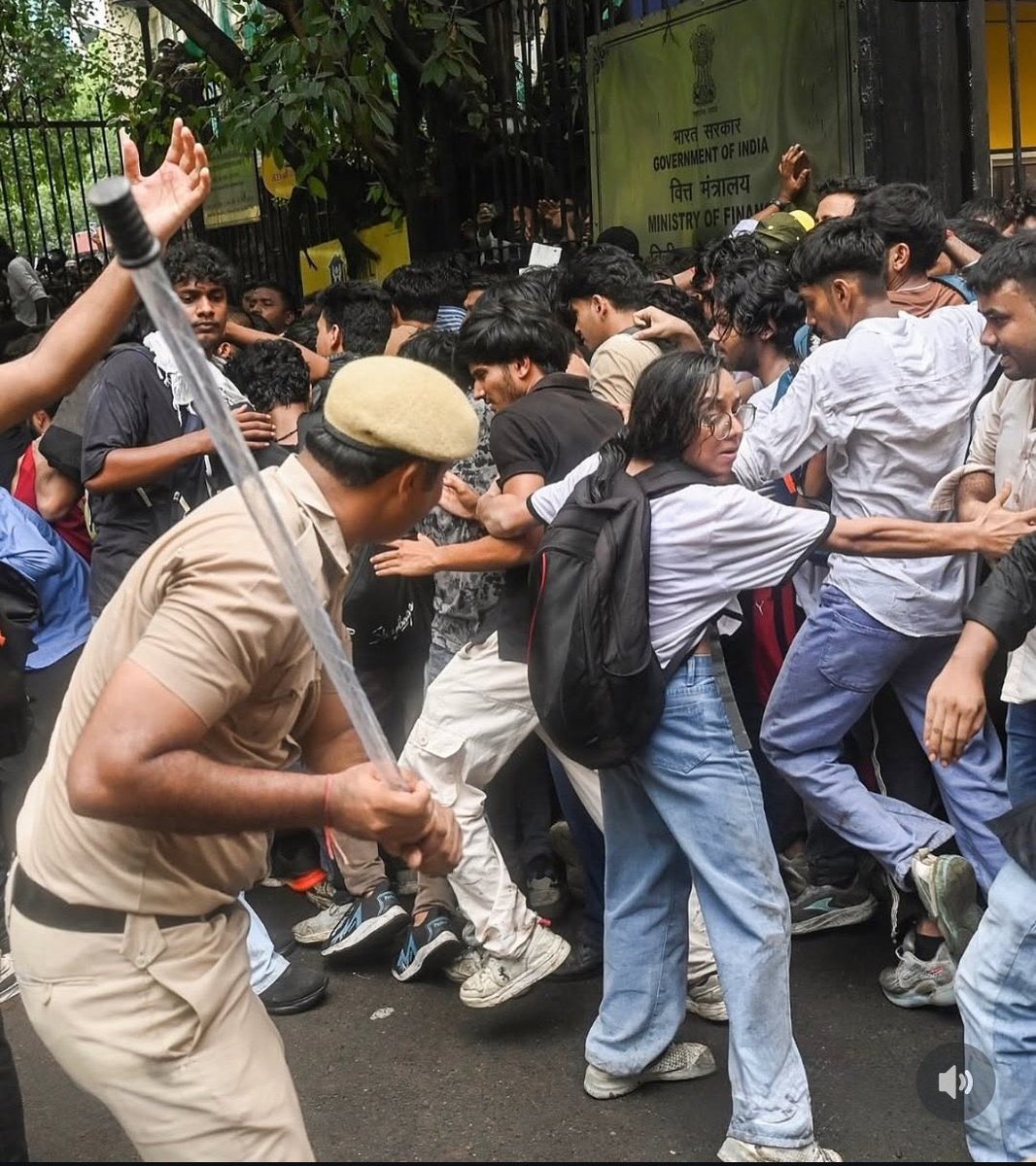 MassManifest's tweet photo. Fight like a Girl.

#Student_Livematter #mumbaiprotest #jantarmantar #cjp_पार्टी #abhijeet https://t.co/IxDrsCK6Se
