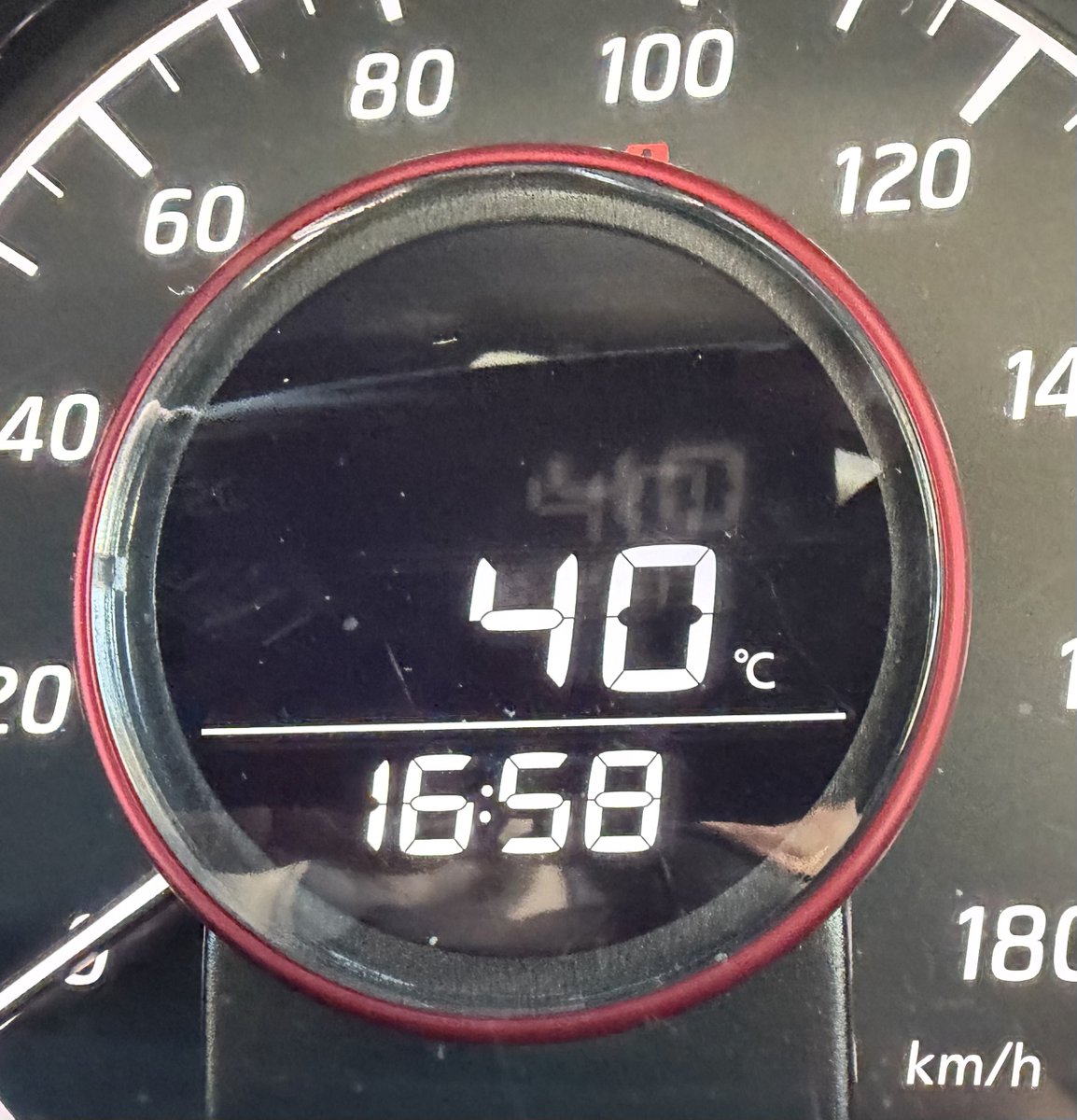 miso_shio's tweet photo. 3日連続40℃
このクソ暑さがもやは通常運転になりつつある https://t.co/jyDjxTKXgv