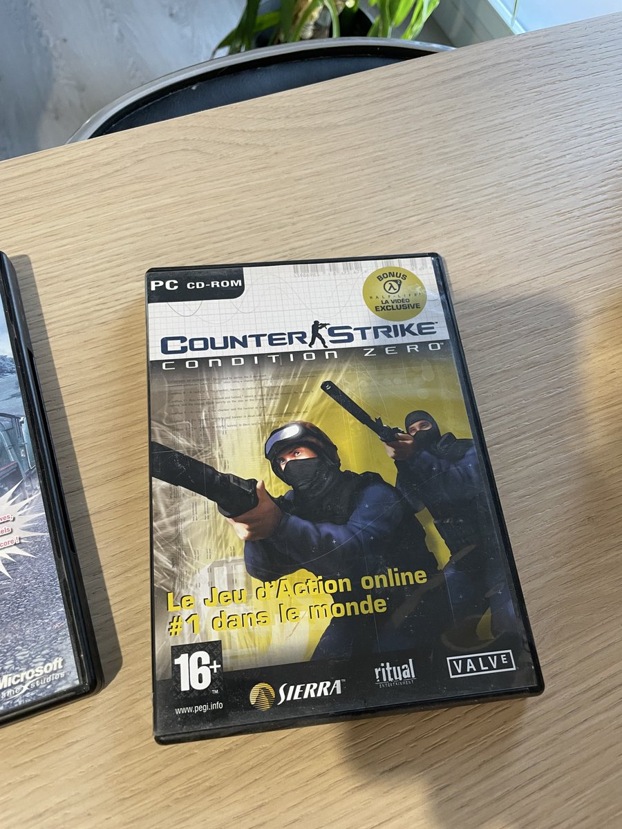 biboszn's tweet photo. @LaRodeusePale Pas d’arnaque ressentie lors de la transition car la réponse des joueurs PC aura été le piratage, avant l’arrivée des clés à usage unique.

Gros regret sur la fin de l’occasion et le prêt des jeux entre potes. C’était devenu un rituel au collège.

Mon dernier achat physique. 🥲 https://t.co/njbNuNlCex