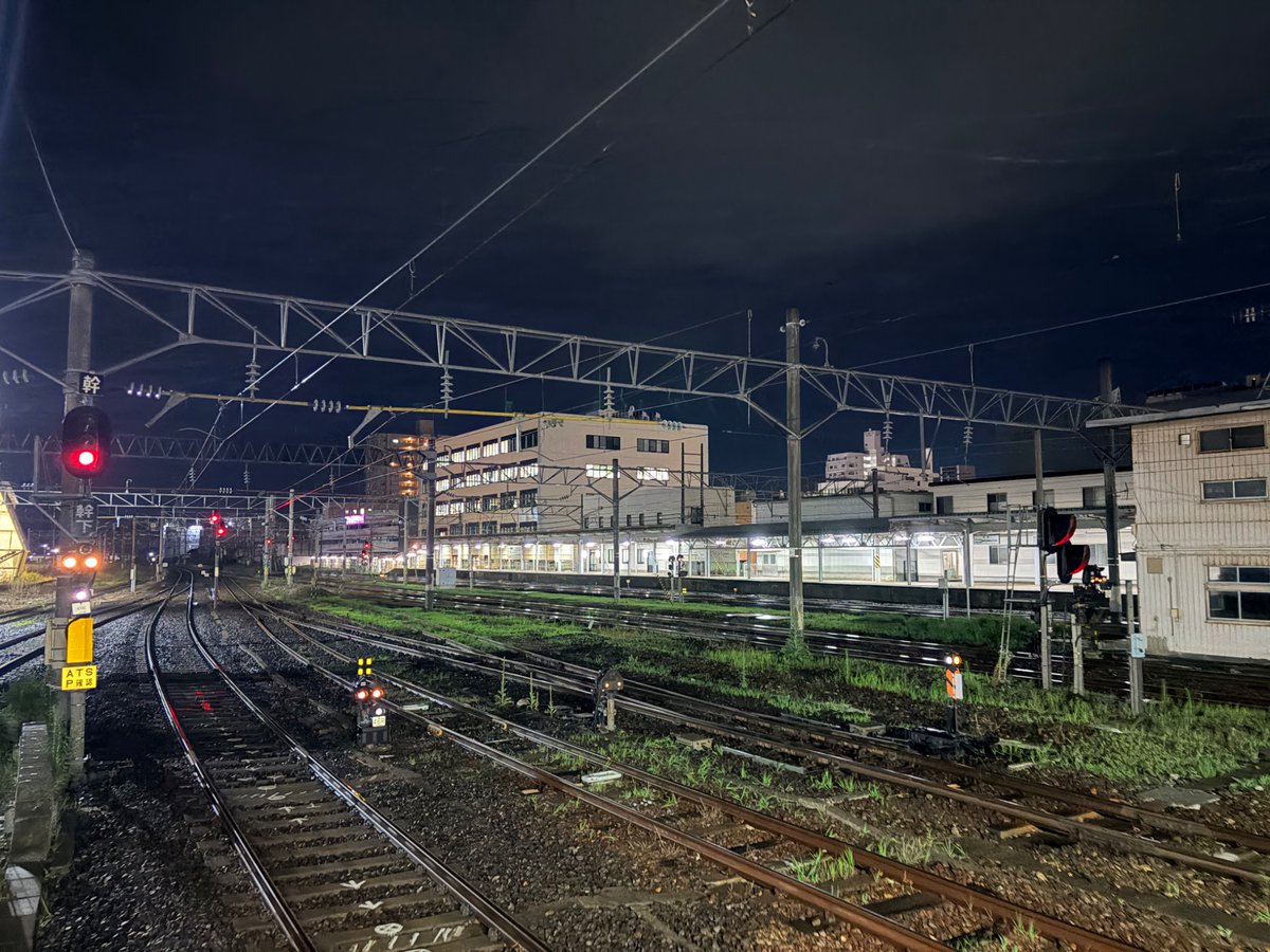 Akita_Rail_Trip's tweet photo. ＼「こまち号で過ごすスペシャルナイトin秋田駅」を開催！／

こんばんワン🐶🐾あきおだよ！
秋田竿燈まつりの夜、なんと秋田新幹線「こまち号」の車内で朝まで過ごせる特別イベントが開催されるワン✨

営業運転を終えたE6系こまちの車内で、静かな秋田駅や夜の列車の往来を眺めながら過ごす、いつもと違う夏の夜🌙🚄

ファミリー専用車両や女性専用車両もあるから安心だワン！
竿燈の余韻と一緒に、特別な思い出をつくってみないかワン？✨

📅開催日時：8月3日(月)・4日(火)・5日(水)
📍開催場所：秋田駅 新幹線ホーム（11番線）
🎫JRE MALLチケットで発売中！

▶詳細はこちら
https://t.co/K9gFB7Tyz2
▶JRE メディア記事はこちら
https://t.co/e0XNa5z1EH
▶JRE MALL チケット購入はこちら
https://t.co/l5dIDwoHL3

#秋田竿燈まつり #秋田新幹線 #こまち #秋田駅 #AKITARAILTRIP #スペシャルナイトin秋田駅