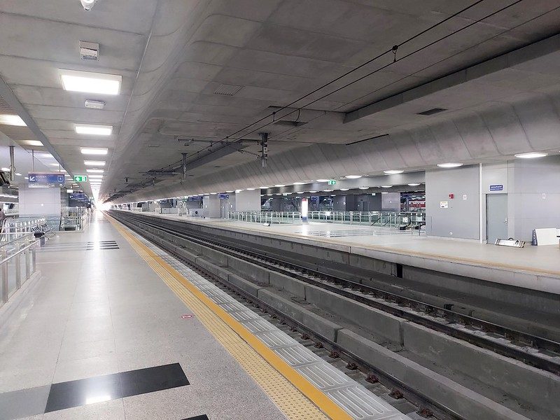 txttransportasi's tweet photo. Ngomongin soal tiang di stasiun bertingkat, jujur Bang Sue Grand Station (Krung Thep Aphiwat Central Terminal), Bangkok desain konstruksi tiangnya lebih baik & efisien ketimbang Stasiun Manggarai, Jakarta.

Di Bang Sue Grand Station, penempatan struktur tiang dibuat di tengah peron. Namun, ukuran tiang dibuat lebih besar agar dapat menopang dua tingkat struktur jalur layang di atasnya & tahan terhadap gempa. Dengan begini area peron juga dapat lebih lapang & pergerakan penumpang menjadi lebih seamless.

Beda halnya dengan Stasiun Manggarai, di mana struktur tiang berukuran kecil dibuat pada sisi kanan kiri peron. Sehingga menciptakan celah sempit di pinggir/tepian peron tersebut. Tentu ini mengganggu pergerakan penumpang & sangat berbahaya untuk keselamatan apalagi saat kereta sedang melintas.