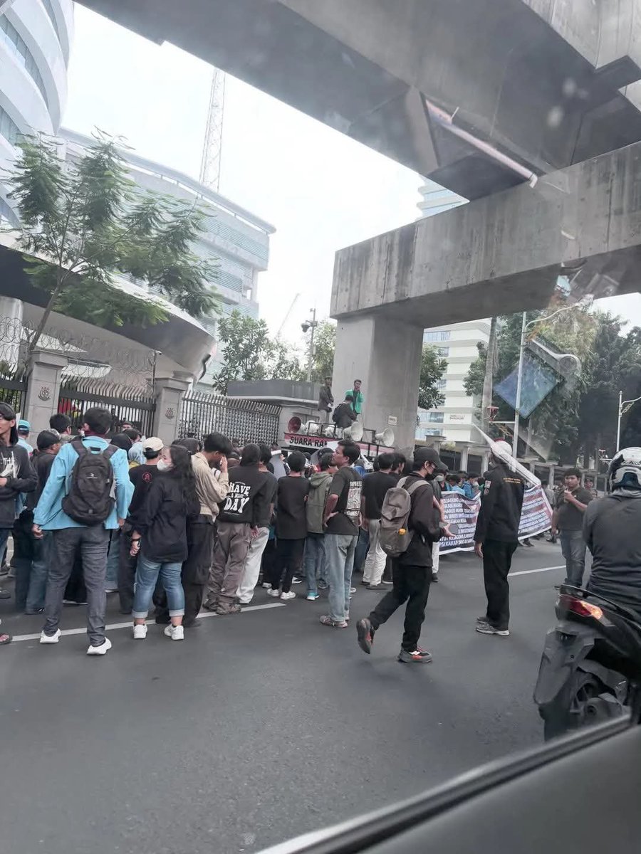 RA_leather's tweet photo. 🚨 BREAKING NEWS 

Aksi demonstrasi mulai berlangsung di depan Kejaksaan Agung RI. Sejumlah massa tampak memadati lokasi. | 23/7/26

📸ig/renatrisatya https://t.co/Kmb8SqkUKR
